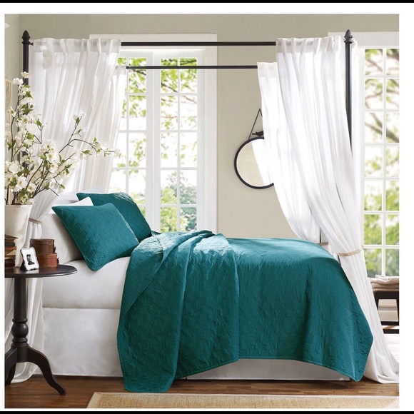 Hampton Hill Velvet Touch QN Peacock Coverlet (T) - Picture 2 of 4